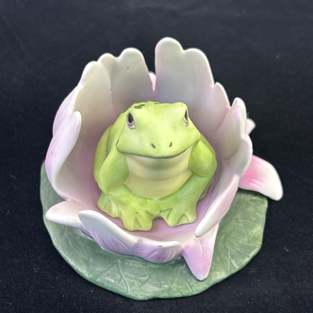 FROG w LILY PAD • Vintage 1984 Franklin Mint Porcelain Woodland Surprises Figure